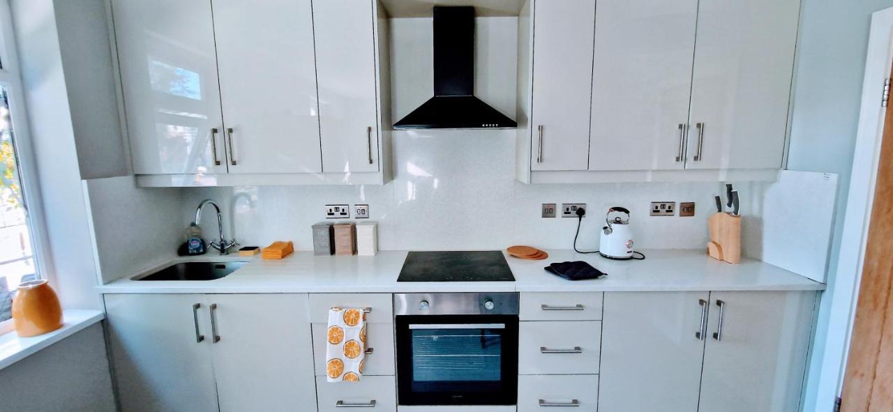 Central Reading Modern 3Br Flat - Walk To Station And High Street Bagian luar foto